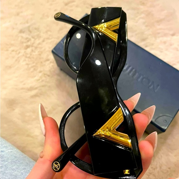 Louis Vuitton sun glasses - Picture 2 of 3